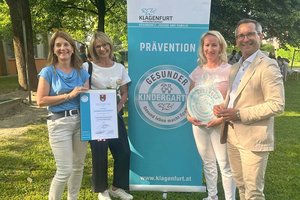 v.l. Dr. Jutta Hafner-Sorger (Präventionsstelle), Mag. Andrea Wakonig (Dienstelle Kindergärten), Sandra Motnik (Leiterin des Kindergarten Regenbogen) und Stadtrat Mag. Franz Petritz bei der Gütesiegel-Verleihung. Foto: Büro Petritz