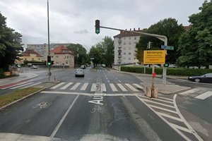 Betrunkener krachte auf der August-Jaksch-Straße gegen Ampel. Foto: Google Street View