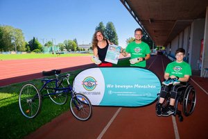 Sportstadträtin DI Constance Mochar, Manuel Wunder und Dunja Mick vom Verein „Freundschaftsbänder“ laden zum „FreundschaftsRUN“ am 19. September in der Leopold-Wagner-Arena ein. Foto: StadtKommunikation/Hude