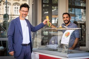 Eis im magdas LOKAL kaufen und Caritas-Hungerhilfe unterstützen. Foto: Caritas