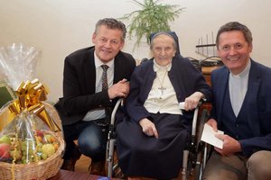 Bürgermeister Christian Scheider und Dompfarrer Dr. Peter Allmaier gratulieren Maria Nopp zum besonderen Ehrentag. Foto: StadtKommunikation/Wajand