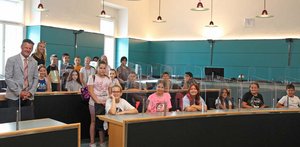 Bürgermeister Christian Scheider begrüßt die 4. Klasse der VS 8 Dr. Karl-Renner-Schule im Gemeinderatssaal im Rathaus. Foto: StadtKommunikation / Glinik