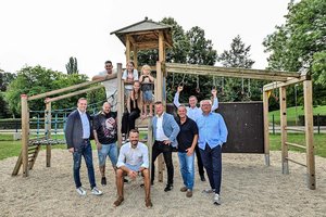 Neuer Spielplatz in der Fischlsiedlung mit Familienfest eröffnet. Foto: StadtKommunikation / Hude Neuer Spielplatz in der Fischlsiedlung mit Familienfest eröffnet. Foto: StadtKommunikation / Hude