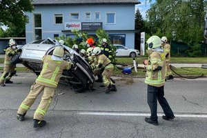 Auto fuhr in der Pischeldorfer Straße auf Gehsteig und kippte um. Foto: Berufsfeuerwehr Klagenfurt