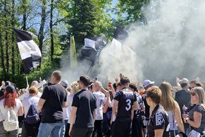 Das Foto zeigt WAC-Fans am Weg zum Cup-Finale im Wörthersee Stadion. Foto: Mein Klagenfurt