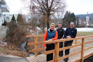 Stadträtin Sandra Wassermann, BA, mit Manfred Unterweger und Reinhard Sickl bei der Lärchenholzbrücke am Rekabach. Foto: StadtKommunikation / Wedenig