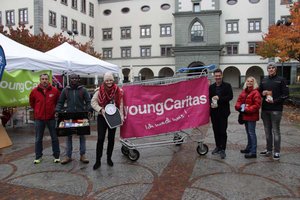 XXL-Einkaufswagen am Domplatz: 3.350 Kilo gegen die Armut in Kärnten. Foto: Caritas Kärnten