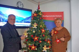 Bgm. Ingo Appé und Jugendzentrum Leiterin Margarete Meesters mit den Wünschen der Kinder. Foto: KK