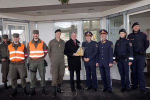 Landeshauptmann Peter Kaiser überbrachte heute, Sonntag, den im sicherheitspolizeilichen Assistenzeinsatz stehenden Soldaten einen weihnachtlichen Geschenkkorb. Foto: LPD Kärnten/Wajand