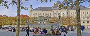 Rund 200 Jugendliche essen beim Lindwurm Pudding mit Gabel. Foto: Mein Klagenfurt