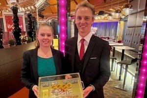 Die glückliche Gewinnerin Verena Graf bei der Gewinnübergabe durch Floormanager Martin Marzi. Foto: Casino Velden