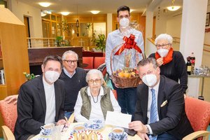 Bürgermeister Christian Scheider und Dompfarrer Dr. Peter Allmaier besuchten Frau Waltraud Locker im Hülgerthpark, wo sie im Kreise der Familie ihren 100. Geburtstag feierte. Foto: StadtKommunikation/Wiedergut