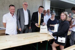 Wohnungsreferent Vizebürgermeister Prof. Mag. Alois Dolinar und Bürgermeister Christian Scheider übergab 51 Wohnungen an deren neue Bewohner. Foto: StadtKommunikation/Wajand