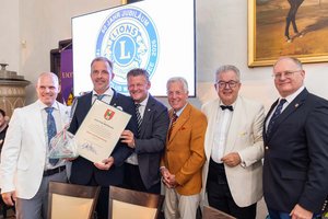 Bürgermeister Christian Scheider mit Mitgliedern bei der gestrigen Jubiläumsfeier des Lions Club Wörthersee im Schloss Maria Loretto. Foto: SK/Zangerle