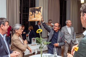 Für den Maler Manfred Bockelmann war die Arbeit mit Menschen mit Behinderung eine bereichernde Erfahrung bei der einzigartige gemeinsame Kunstwerke entstanden sind. Foto: Maria Wawrzyniak