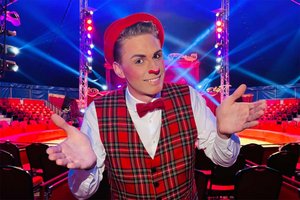 Clown Leon zaubert sich mit seinen liebenswürdigen Darbietungen in die Herzen des Publikums. Foto: Circus Dimitri