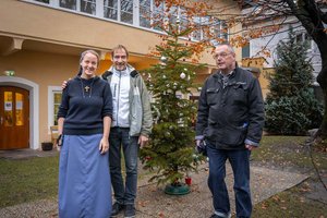 Die Eggerheim-Besucher Hermann und Helmuth freuen sich mit Sr. Grete bereits auf die kleine weihnachtliche Feier mit dem Bischof. Foto: Caritas/Johannes Leitner 