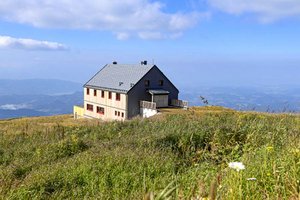 Höchstgelegenes Fertighaus der Alpen: GRIFFNER übergibt Koralpenhaus auf 1966 Meter Seehöhe. Foto: Helge Bauer