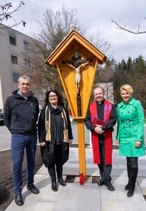 Kreuzsegnung durch Stadtpfarrer Gernard Simonitti mit Stadtrat Max Habenicht, Stadträtin Sandra Wassermann, BA und Hilfswerk-Präsidentin Mag. Elisabeth Scheucher-Pichler. Foto: StadtKommunikation/Kulmer