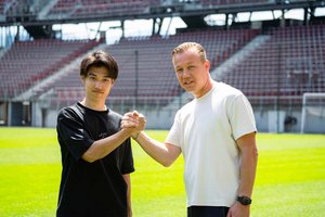 Neuzugang Rei Okada mit Geschäftsführer Sport Mario Brkljaca. Foto: Austria Klagenfurt/Kristan