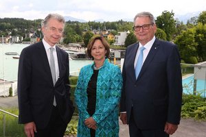Star-Diplomat Botschafter Dr. Christoph Heusgen mit Sparkasse-Vorstandsdirektorin Gabriele Semmelrock-Werzer und  Präsident KR Mag. Alois Hochegger. Foto: Kärntner Sparkasse/Hannes Krainz