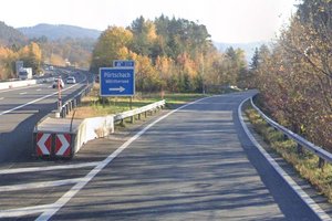 Stark betrunken und ohne Führerschein gegen Leitplanke geprallt. Foto: Google Street View