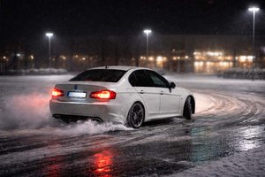 Die Polizei schaute zu: 20-Jährige driftete am Parkplatz vom Südpark. Foto: Symbolbild