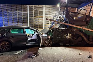 Unfall auf der A10: Auto eines Klagenfurters (57) gegen Betonleitwand geschleudert. Foto: FF Gmünd in Kärnten