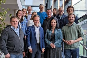 Die Teilnehmer des Innovationslehrgangs mit LK-Vizepräsidentin Astrid Brunner, FH-Rektor Peter Granig, FH-Professor Josef Tuppinger und LK-Innovationsbeauftragtem Bernhard Tscharre. Foto: FH Kärnten/Sorger