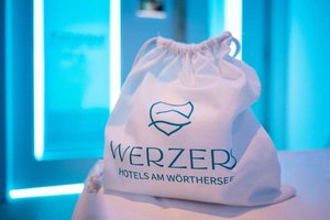 Erfahrene Mitarbeiter begleiten die Gäste beim Besuch der Kältekammer und bereiten für jeden ein Bag mit den wichtigsten Utensilien vor. Foto: Werzers Hotel 