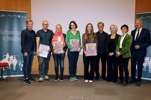 Landessportdirektor Arno Arthofer, Mathias Lux, Andrea Schwarzlander, Michaela Szölgeyeny, Kathrin Spendier, Thomas Brandauer (Projektleiter), Rektorin Ada Pellert, Vizerektorin Doris Hattenberger u LH Peter Kaiser. Foto: LPD / Wajand