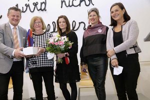Maria-Tusch-Preis für Mädchenzentrums-Gründerin Brigitte Janshoff. Foto: StadtKommunikation / Wajand