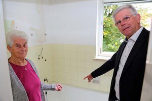 Beim Sanierungsauftakt war Wohnungsreferent Vizebürgermeister Prof. Mag. Alois Dolinar persönlich vor Ort, am Bild mit Mieterin Rosemarie Pletschko. Foto: StadtKommunikation /Hannes Krainz