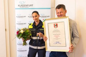 Bürgermeister Christian Scheider verlieh Bernadette Sprachowitz die Medaille der Landeshauptstadt. Foto: StadtKommunikation/Kulmer