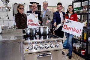 Christine Wetzlinger-Grundnig, Hermann Rom, Mag. Werner Stein sowie Caritasdirektor Ernst Sandriesser und Roberta Striedinger mit dem neuen Industrieherd, der allen freiwilligen Köchen und Köchinnen viel Freude bereitet. Foto: Caritas/Dietmar Wajand