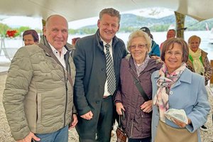  v.l. Joachim Katzenberger (Leiter der Abt. Soziales) mit Bürgermeister Christian Scheider und Seniorinnen bei der Schiffsanlegestelle in der Ostbucht, wo die heurige Muttertagsschifffahrt startete. Foto: Büro Bgm.