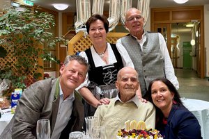 Bürgermeister Christian Scheider mit Jubilar Otmar Kelz, Tochter Hedi Vlcek, Schwiegersohn Gerhard und „Haus Magdalena“-Leiterin Ina Dzino. Foto: StadtKommunikation / Wedenig