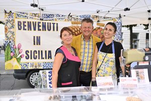 Bürgermeister Christian Scheider bei der offiziellen Eröffnung des „Italian Wine Festivals“ am Neuen Platz in Klagenfurt. Foto: StadtKommunikation / Bauer