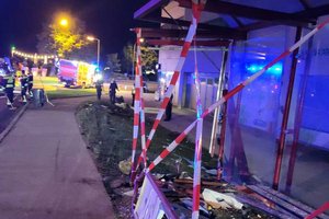 Die Bushaltestelle in der Schleppekurve wurde völlig zerstört. Foto: Berufsfeuerwehr Klagenfurt