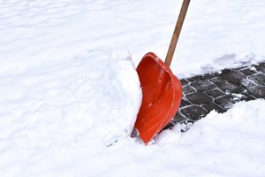 Vorsicht! Herzinfarkt-Risiko Schneeschaufeln