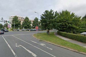 Betrunkener kollidierte beim Einbiegen von der Universitätsstraße auf den Südring mit einem Verkehrszeichen und flüchtete. Foto: Google Street View