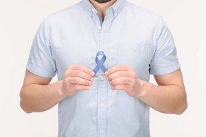 Das starke Geschlecht hat eine schwache Seite: Männer gehen seltener zur Vorsorge für Darmkrebs. Dabei sind sie deutlich stärker gefährdet als Frauen. Foto: Depositphotos.com/VadimVasenin