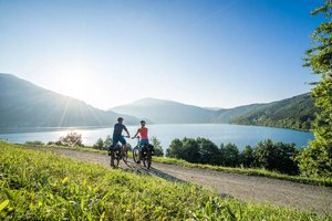 Radfahrer am Ufer des Millstätter Sees. Foto: Kärnten Werbung