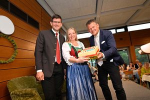 Bürgermeister Christian Scheider und Landeshauptmann-Stellvertreter Martin Gruber gratulierten Direktorin Prof. Ing. Mag. Johanna Michenthaler zu 70 Jahre HBLA Pitzelstätten. Foto: StadtKommunikation / Bauer