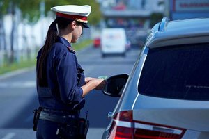 Wer mit dem Handy am Steuer ohne Freisprecheinrichtung erwischt wird, ohne Gurt oder Helm unterwegs ist, muss ab 1. Mai deutlich tiefer in die Tasche greifen. Foto: BMI/Gerd Pachauer