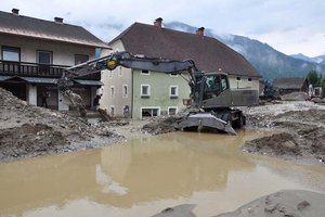 Bundesheer mit 100 Soldaten, schwerem Gerät und Hubschraubern im Assistenzeinsatz. Foto: Thomas Simoner