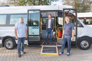 Dirk Einnatz (Leitung der Schulbus-Sparte), Vizebürgermeister Mag. Philipp Liesnig und Mag. Thomas Valent, Leiter Abteilung Bildung. Foto: StadtKommunikation/Wiedergut
