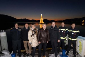 Branddirektor Herbert Schifferl, Dragan Arsič und Elisabeth Kos vom Stadtgarten, Bürgermeister Christian Scheider, Branddirektor Stv. Wolfgang Germ und die Einsatztaucher Stephan Holzer und Philipp Pirker. Foto: StadtKommunikation/Just