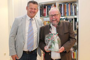Bürgermeister Christian Scheider empfing Erich Sornig im Rathaus und überreichte ihm anlässlich seines 70. Geburtstages den gläsernen Lindwurm. Foto: SK/Glinik