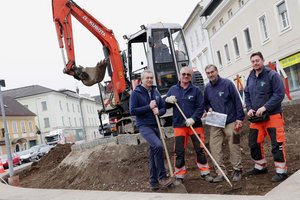 Sie legten ein hitzeverträgliches Lindwurmbeet an: Stadtgartenreferent Max Habenicht mit den Stadtgärtnern Gernot Jahn, Bernhard Rauter, Christian Janschek und Otto Pernutsch (im Bagger). Foto: StadtKommunikation / Wajand